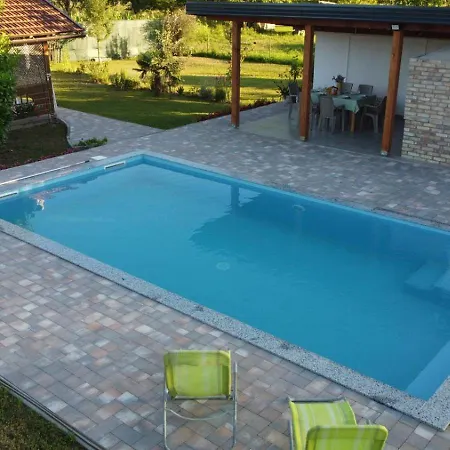 Semesterbostad Crystal Pool *