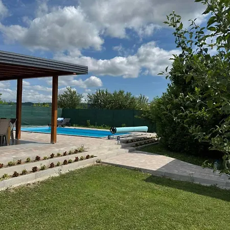 Crystal Pool Semesterbostad Bihać